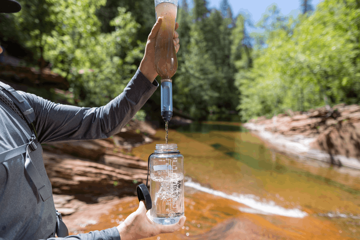 Ultralehký filtr LifeStraw Peak Solo připnutý na batohu